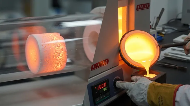 Qual è la differenza tra la temperatura di sinterizzazione e quella di fusione? Scegliere il processo termico giusto per i tuoi materiali