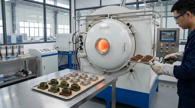 O que é o processo de sinterização na moldagem por injeção? A chave para peças metálicas e cerâmicas densas e complexas