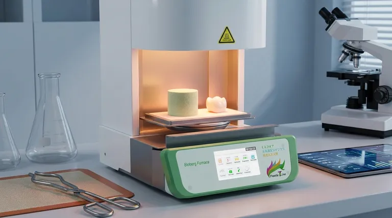 Qual è lo scopo principale del processo di sinterizzazione allo stato solido? Trasformare la polvere in componenti densi e resistenti