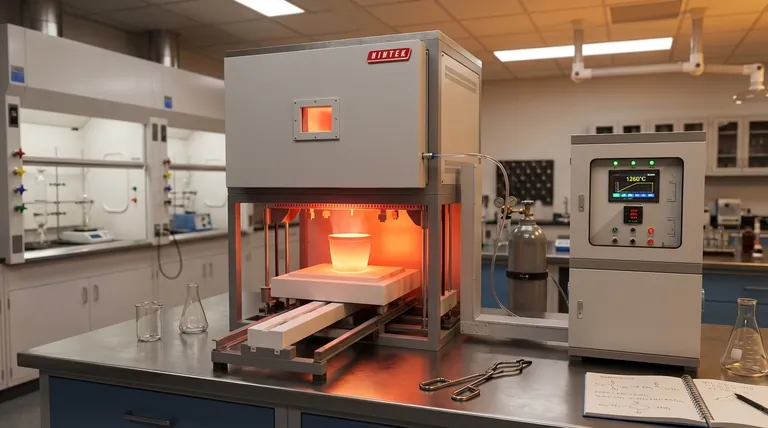 ما هي استخدامات الفرن في مختبر الكيمياء؟ اكتشف تخليق المواد وتحليلها في درجات حرارة عالية