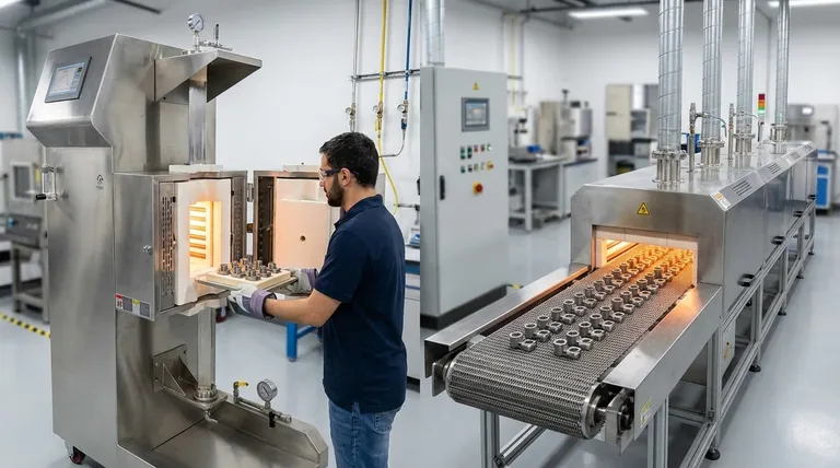 ما الفرق بين الفرن الدفعي والفرن المستمر؟ اختر النظام المناسب لحجم إنتاجك