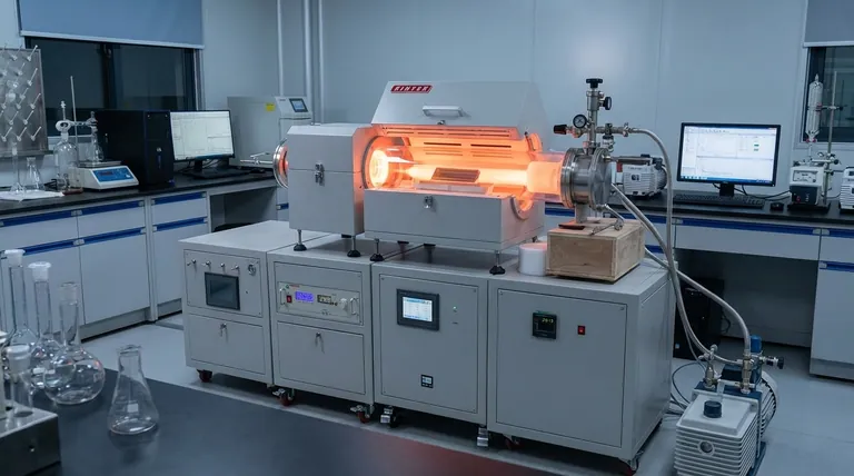 لماذا يتم إجراء ترسيب البخار الكيميائي (CVD) عند ضغوط منخفضة؟ تحقيق تجانس وتوافق فائق للطبقة الرقيقة