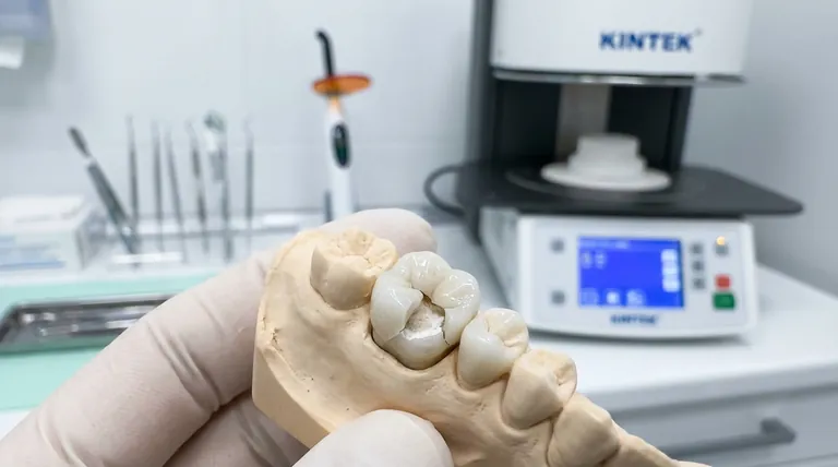 ما هو العيب الرئيسي لتركيبات الأسنان الخزفية؟ الموازنة بين الجماليات وخطر الكسر