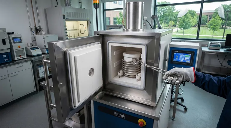 Qual é o revestimento básico do forno de indução? O Núcleo Projetado para Fusão Segura e Eficiente