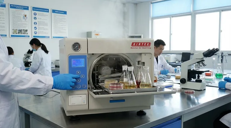 كيف يعمل جهاز الأوتوكلاف في علم الأحياء الدقيقة؟ تحقيق التعقيم الكامل بالبخار عالي الضغط