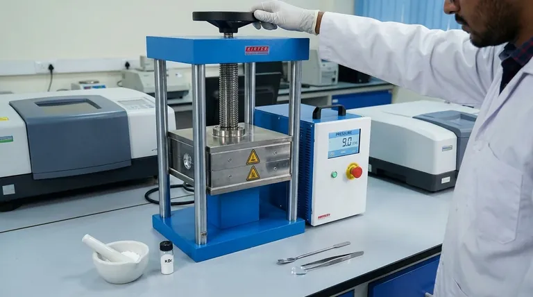 Welchen Druck sollten KBr-Tabletten haben? Optimieren Sie Ihre FTIR-Spektroskopie mit der richtigen Belastung