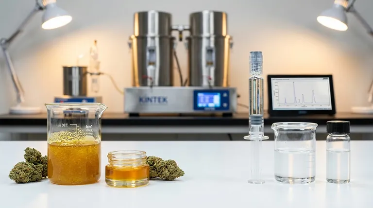 Quelle est la différence entre l'extrait de cannabis et le distillat ? Un guide sur la puissance par rapport aux effets à spectre complet.