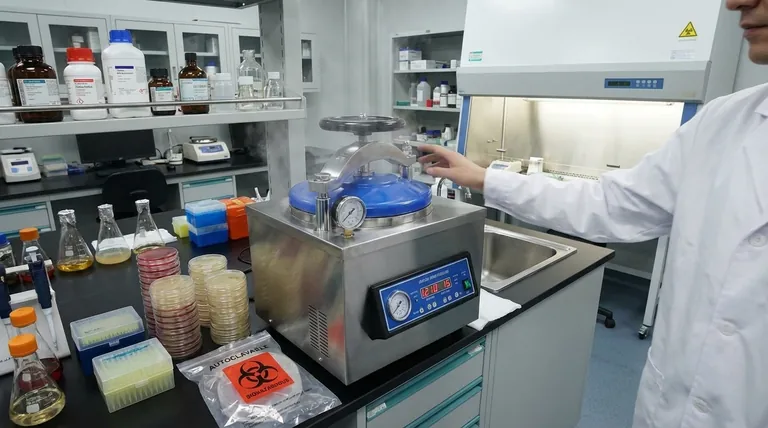 ما هو مبدأ عمل جهاز التعقيم (الأوتوكلاف) في علم الأحياء الدقيقة؟ مفتاح التعقيم الكامل