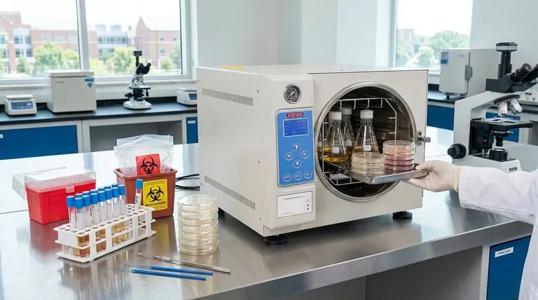 ما هي أمثلة جهاز التعقيم بالبخار (الأوتوكلاف) في علم الأحياء الدقيقة؟ التعقيم الأساسي لسلامة المختبر ودقته