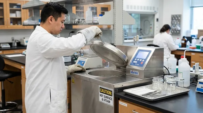 Quali sono le preoccupazioni per la sicurezza durante l'autoclavatura? Una guida per prevenire ustioni, esplosioni e rischi biologici