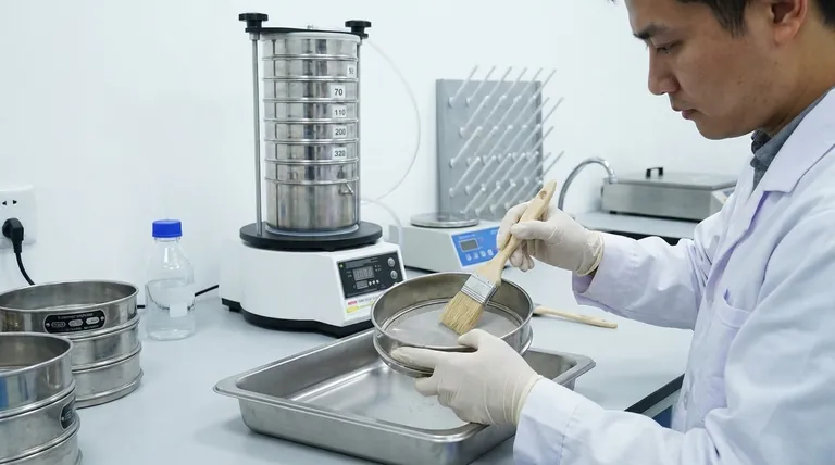 ¿Por qué es importante limpiar los tamices antes y después de las pruebas? Garantice un análisis de partículas preciso