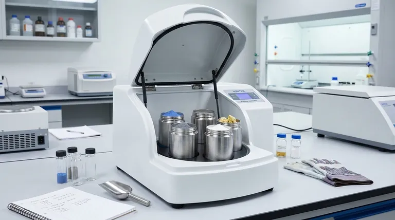 ¿Cuál es el uso de un molino de bolas de laboratorio? Lograr molienda fina, mezcla y síntesis de materiales