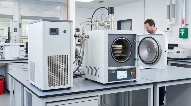 Почему важно измельчать образец до мелкого состояния и плотно набивать его перед определением температуры плавления? Обеспечение точных и резких точек плавления