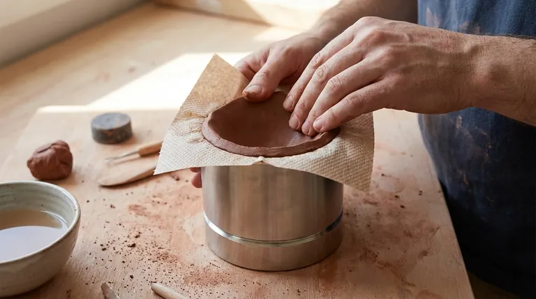 Como evitar que a argila cerâmica grude no molde? Domine o Controle de Umidade para um Desmolde Perfeito