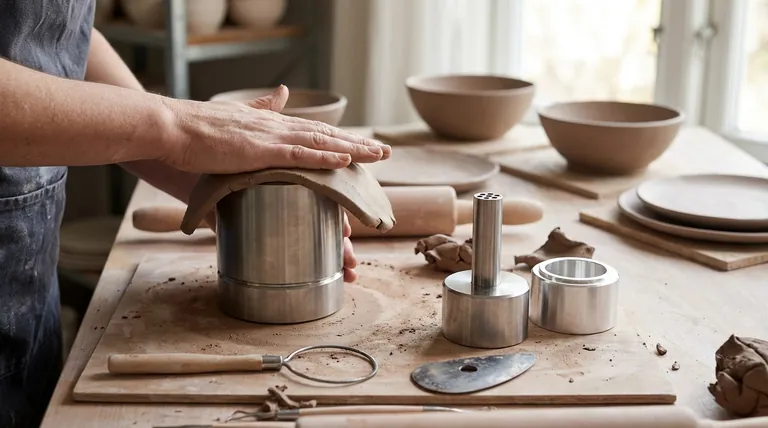 Что такое метод прессования в форму (пресс-молдинг)? Руководство по получению стабильных и детализированных керамических форм