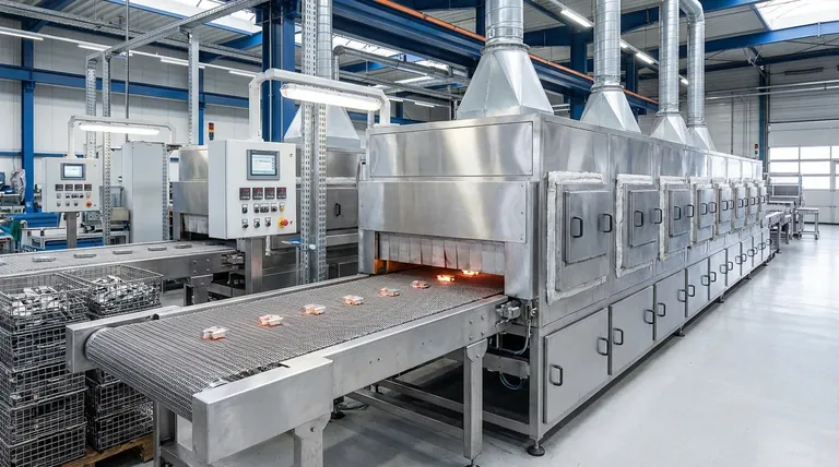 ما هي عملية فرن الحزام الشبكي؟ تحقيق معالجة حرارية متسقة وعالية الإنتاجية