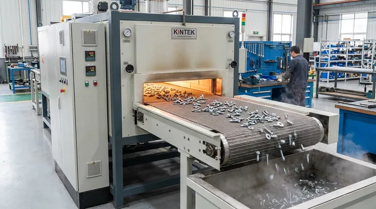 Comment fonctionne un four à bande transporteuse en maille ? Obtenez un traitement thermique répétable et à grand volume