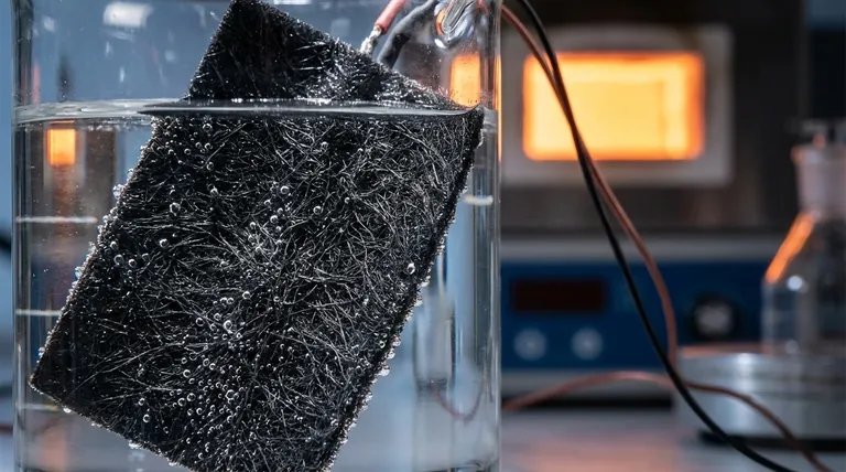 Quali sono le proprietà chiave del feltro di carbonio? Sbloccare prestazioni elettrochimiche e ad alta temperatura