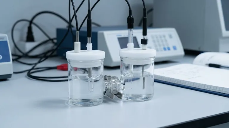 ما أنواع الأقطاب الكهربائية المستخدمة في الخلية الإلكتروليتية من النوع H؟ دليل لنظام الأقطاب الثلاثة الأساسي