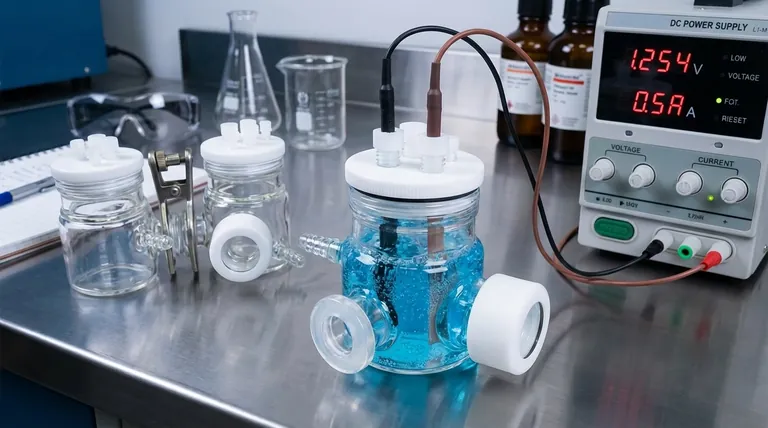 Qual é o papel do eletrólito na célula e como a reação é controlada? Domine os Processos Eletroquímicos