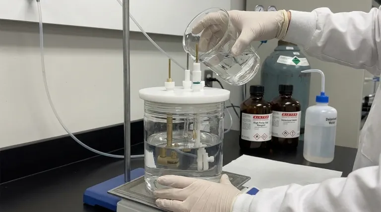 在实验前，电解液应如何配制和加入电池中？确保电化学结果的可靠性