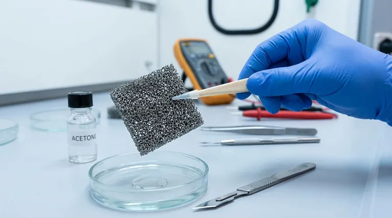 Como a espuma de níquel ou cobre deve ser manuseada durante um experimento? Proteja a Estrutura Porosa Crítica da Sua Amostra