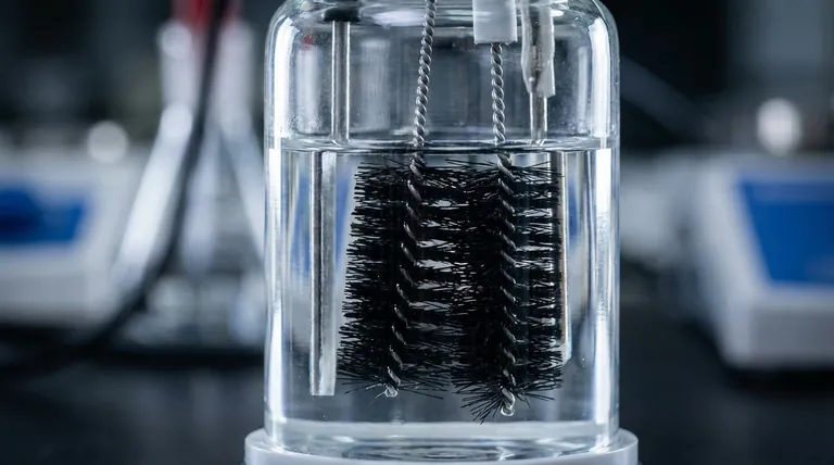 ما هي المواد المستخدمة في تصنيع فراشي ألياف الكربون للتجارب الكهروكيميائية؟ عزز أداءك الكهروكيميائي الحيوي إلى أقصى حد