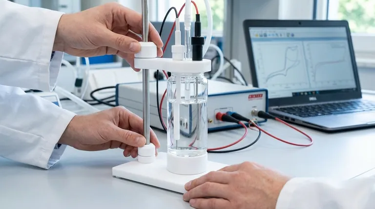 Comment ajuster le support d'électrode en PTFE pour l'adapter à la cellule électrolytique ? Assurez une stabilité maximale pour vos expériences