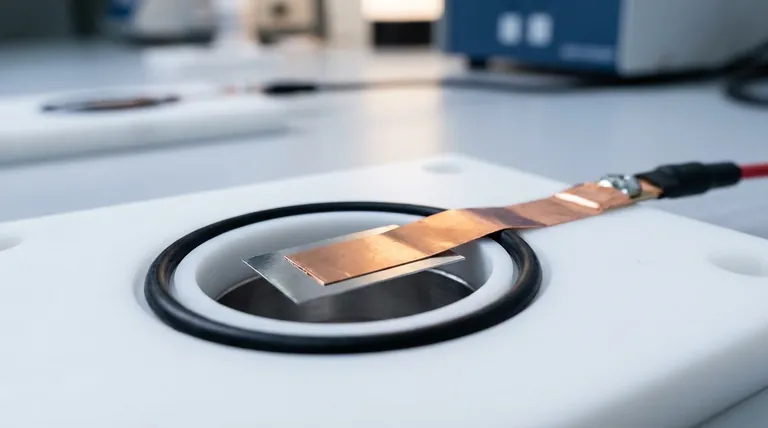 كيف يتم تحضير عينة القطب العامل لتكون موصلة للكهرباء؟ استخدام الشريط النحاسي للتحليل الكهروكيميائي الموثوق