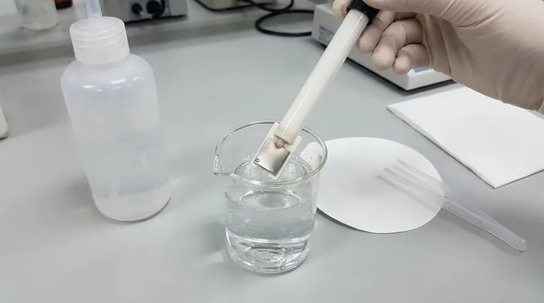 Comment nettoyer une électrode en fil/tige de platine avant utilisation ? Un guide pour des données électrochimiques fiables