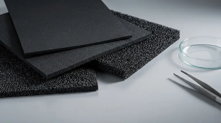 Quelles sont les caractéristiques clés des feuilles de carbone vitreux RVC ? Libérez une performance électrochimique supérieure