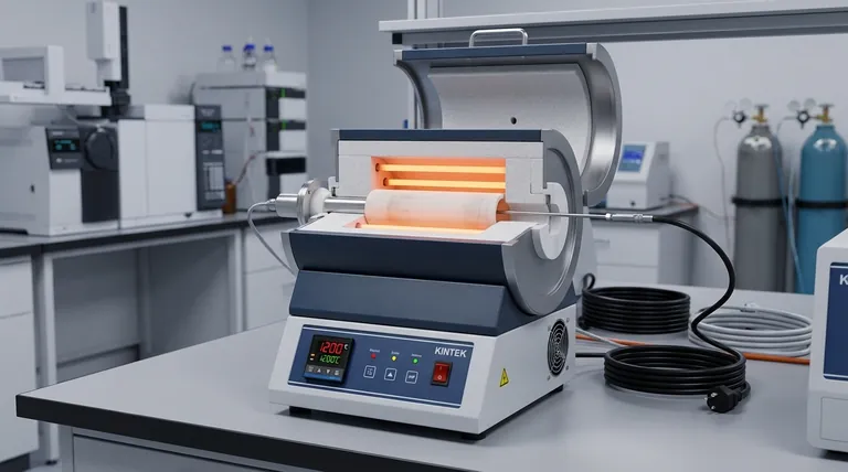 Quelle est la construction de base et le mécanisme de contrôle de la température d'un four tubulaire de laboratoire ? Maîtrisez le chauffage de précision pour votre laboratoire