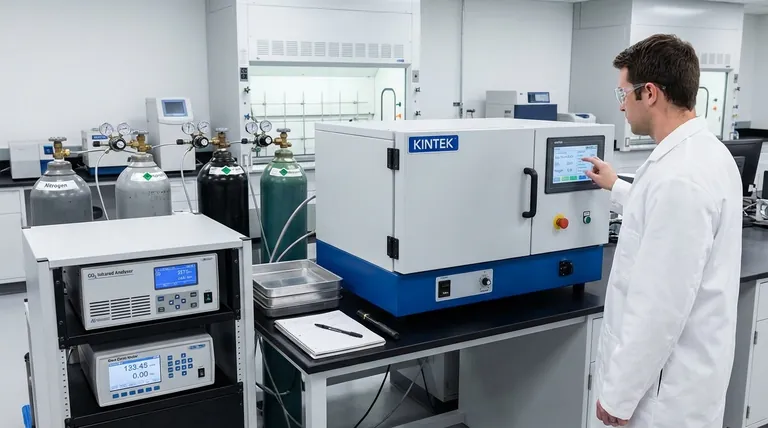 Quais são os principais métodos para controlar o potencial de carbono de uma atmosfera de forno gerada? Domine o Tratamento Térmico Preciso