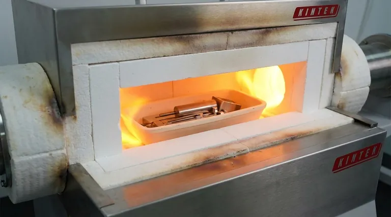 Comment la réduction chimique de la silice lors du frittage à l'hydrogène affecte-t-elle les matériaux réfractaires du four ? Assurez la longévité avec le bon revêtement.