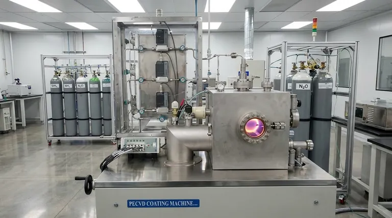 Quais materiais são depositados por PECVD? Descubra os Materiais Versáteis de Filme Fino para Sua Aplicação