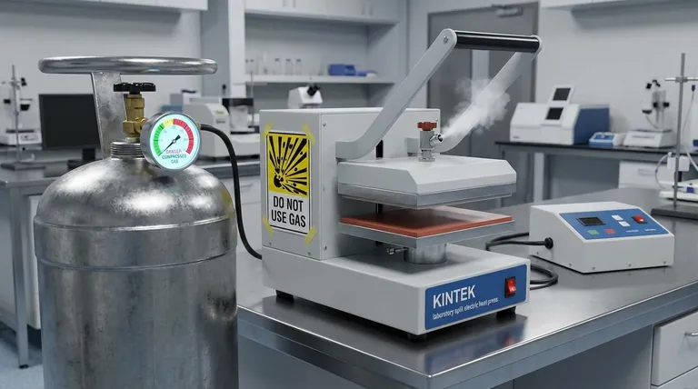 Uma prensa hidráulica ainda funcionaria corretamente se um gás fosse usado em vez de um líquido? Os Riscos Críticos de Segurança e Eficiência