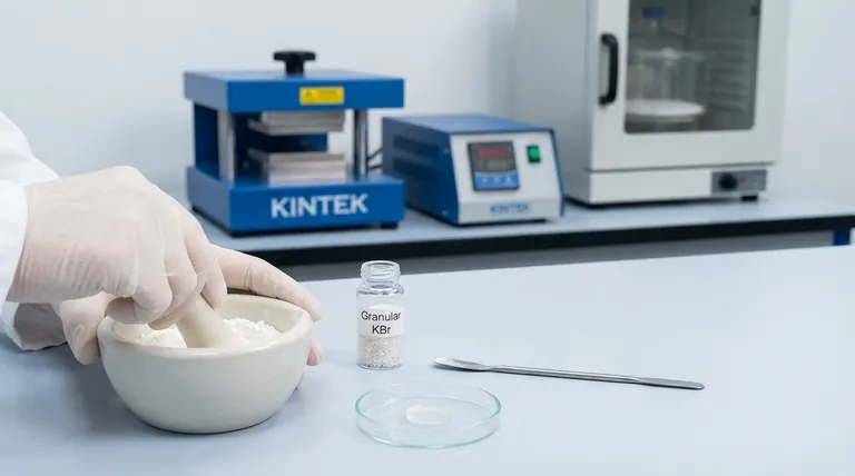 펠릿 품질을 어떻게 개선할 수 있나요? 완벽한 KBr 펠릿을 위한 수분 조절 및 분쇄 마스터하기