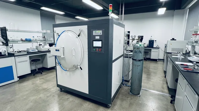 O que é pressão parcial em um forno a vácuo? Dominando Atmosferas Controladas para Processamento Térmico Superior