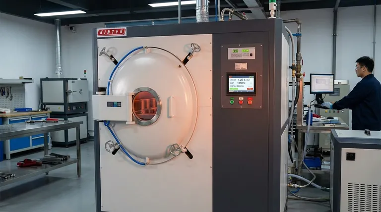 كيف يعمل فرن المعالجة الحرارية الفراغي؟ احصل على أجزاء معدنية نقية وخالية من الأكسدة