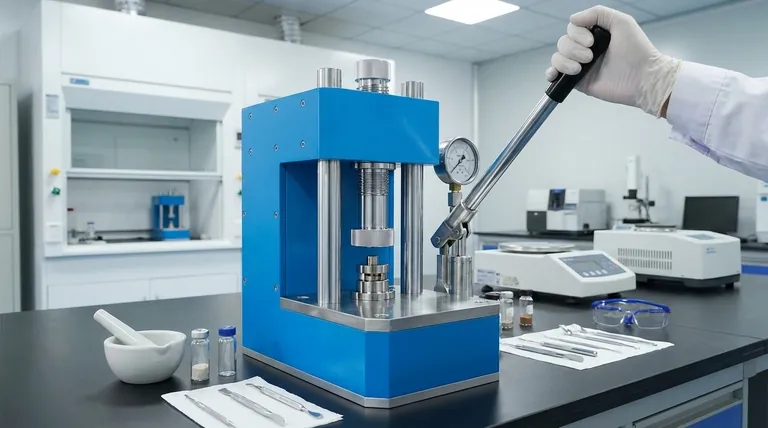 ما هو استخدام المكبس الهيدروليكي اليدوي؟ أداة فعالة من حيث التكلفة لإعداد عينات المختبر