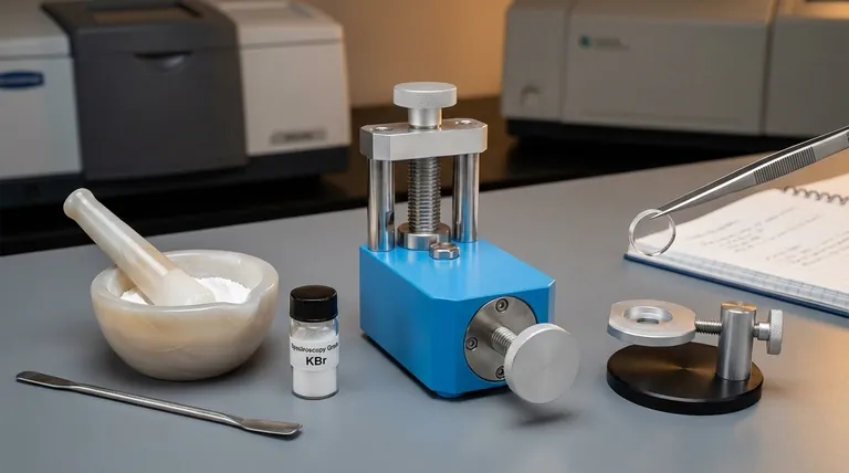 Por que o KBr é usado para pastilhas? Domine a Preparação de Amostras FTIR para Espectros Claros e Confiáveis