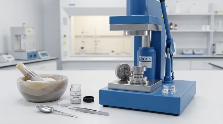 KBrプレス（錠剤成形機）の使い方：FTIR分析のための透明なペレット作成の技術を習得する