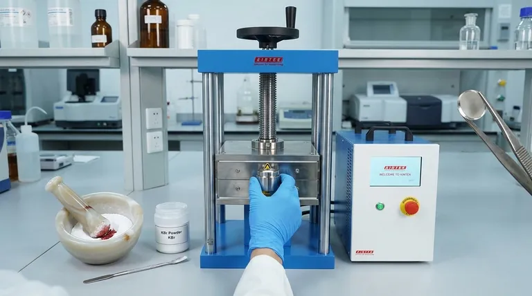 Почему таблетки KBr используются для приготовления твердых образцов в ИК-Фурье спектроскопии? Достижение четкого и надежного анализа твердых веществ