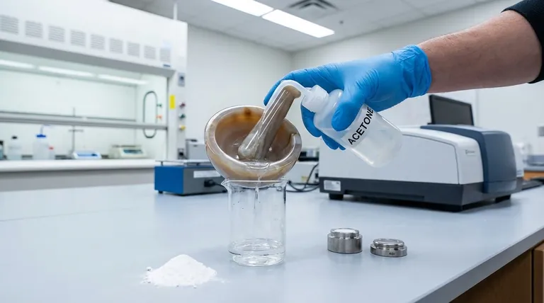 بماذا يجب تنظيف الهاون والمدقة قبل تحضير قرص KBr للتحليل بالأشعة تحت الحمراء (IR)؟ ضمان نتائج دقيقة في مطيافية الأشعة تحت الحمراء.