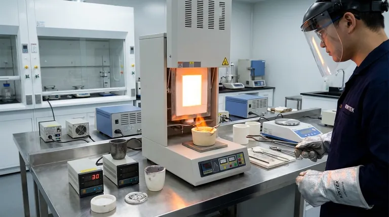 Quais são as vantagens e desvantagens de um forno cadinho? Um guia para fusão simples e versátil