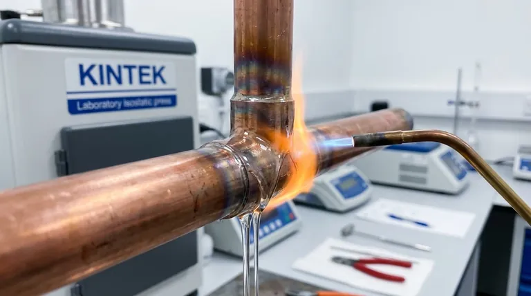 Was passiert mit dem Flussmittel, wenn die Löttemperatur erreicht ist? Es wird aktiviert, um eine perfekte Verbindung zu gewährleisten.