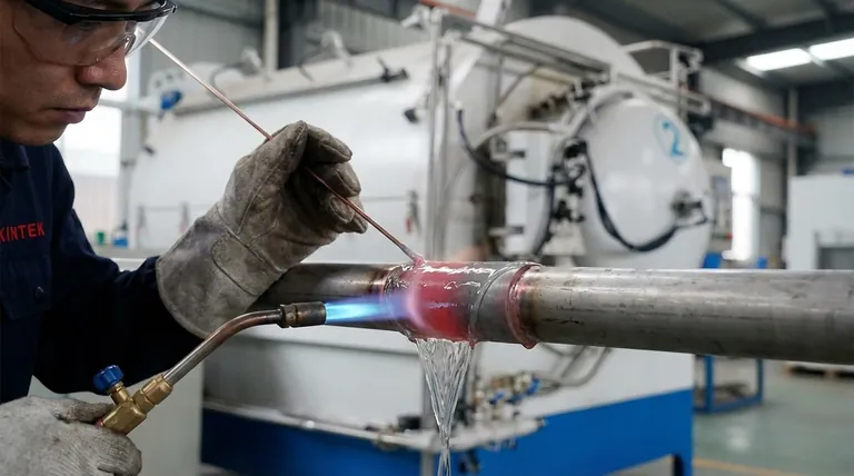 ろう付けに十分な温度に達したかどうかをどのように判断できますか?完璧な接合のためのフラックスの読み方。