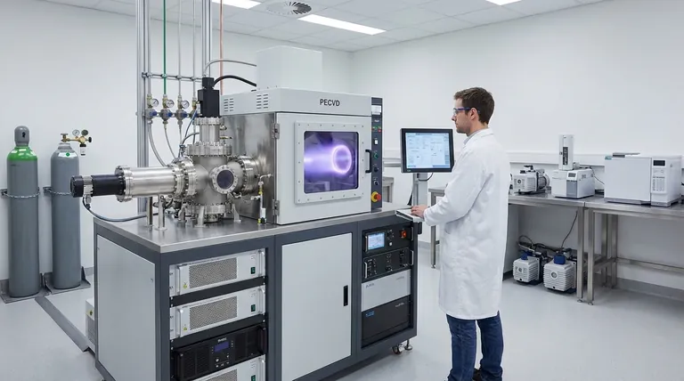 Perché il plasma viene utilizzato nella CVD? Abilitare la deposizione di film sottili a bassa temperatura