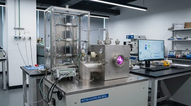 Quais são as vantagens da deposição química de vapor assistida por plasma? Permite a deposição de filmes de alta qualidade a baixas temperaturas