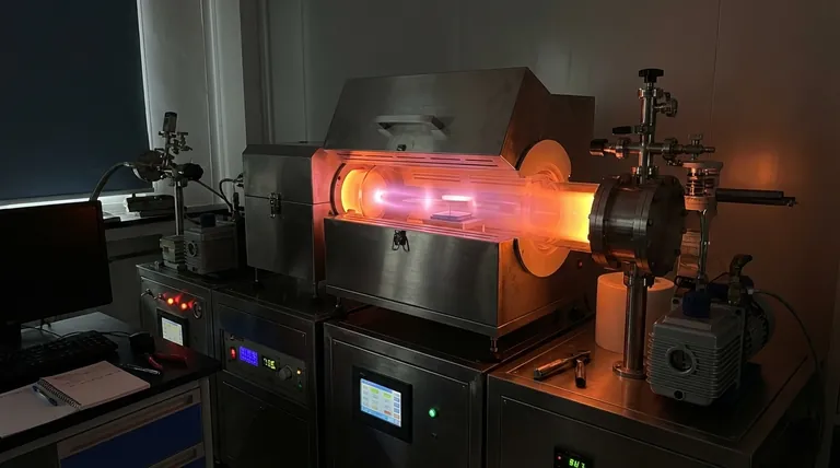 Каков принцип работы PECVD? Достижение низкотемпературного высококачественного осаждения тонких пленок